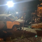 Evakuasi Mobil Terios usai mengalami laka dengan KA Wijaya Kusuma di Kecamatan, Beji Pasuruan. (dok. Ist)