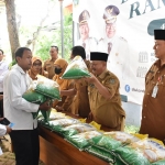 Bupati Situbondo Karna Suswandi didampingi sekda sekaligus Ketua Korpri Wawan Setiawan saat menyerahkan beras murah pada Bazar Ramadhan Korpri.