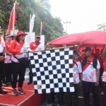 Pj Wali Kota Kediri Zanariah bersama Forkopimda saat memberangkatkan Kirab Bendera Merah Putih Raksasa. Foto: Ist. 