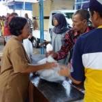 MURAH: Ratusan warga antri membeli bandeng dalam Pasar Ikan Murah yang digelar Dinas Kelautan dan Perikanan Sidoarjo, di halaman kantor dinas tersebut, Kamis (19/11/2015). foto: musta