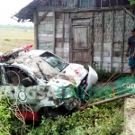 RINGSEK: Kondisi mobil ambulans milik RSUD Sosodoro Djatiekoesomo Bojonegoro setelah nyungsep di sawah. foto: EKY NURHADI/ BANGSAONLINE