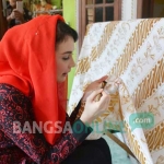 Arumi Bachsin saat mencoba membatik. foto: HERMAN/ BANGSAONLINE