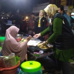 Petugas saat melakukan pembinaan kepada pedagang nasi pecel di Jalan Dhoho, Kota Kediri. Foto: Ist