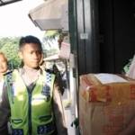 AMANKAN DOKUMEN – Tim Tipikor Bareskrim Polri terlihat membawa satu kardus berkas usai menggeledah kantor distributor UPS, di Ruko Graha Indah B-2 Jalan Gayung Kebonsari, Surabaya, Rabu (22/4). foto: rusmiyanto/BANGSAONLINE