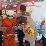 Tersangka saat ditanya tentang tato di tangannya oleh Kapolres Blitar AKBP Ahmad Fanani Eko Prasetya.