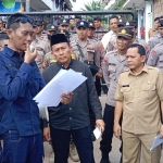 Puluhan jurnalis di Lamongan saat demo di depan gedung DPRD menyuarakan penolakan RUU Penyiaran.