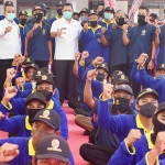 Bupati Pungkasiadi ketika berfoto dengan petugas kebersihan usai memberikan pendadaran pada mereka. (foto: ist).