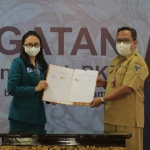 Ketua TP PKK Kabupaten Kediri, Eriani Annisa Hanindhito, dan Plt Kepala Disdukcapil Kabupaten Kediri, Wirawan, saat menunjukkan berita acara kerja sama. Foto: Ist