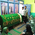 Para siswa MAN 1 Gresik saat melayat di rumah duka.