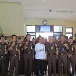 Sekretaris Jaksa Agung Muda Pengawasan (Sesjamwas) Kejaksaan Agung RI Tony T. Spontana, S.H., M.Hum. (Baju Putih) foto bersama dengan Jajaran Kejari Bangakalan.