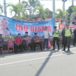 Salah satu spanduk dukungan kepada Tri Rismaharini untuk maju dalam Pilkada Jarim 2018. foto: AKINA/ BANGSAONLINE