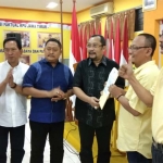 Sekretaris DPD Golkar Jatim, Sahat Tua P. Simanjutak menyerahkan rekom kepada Ketua Golkar Gresik, Ahmad Nurhamim.