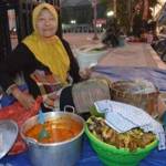 Salah satu pedagang nasi boran di depan Lamongan Plasa. foto: pesonajawatimur