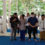 Cabup Kediri Hanindhito Himawan Pramana (bediri nomor 3 dari kanan) saat mengikuti deklarasi dukungan di Ponpes Hidayatul Muta