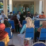 Suasana penyaluran BST di Balai Desa Sembung, Kecamatan Wringinanom, Kabupaten Gresik.