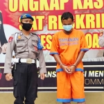 Tersangka ER usai diringkus Satreskrim Polresta Sidoarjo.