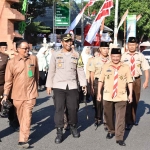 Bupati bersama Muspida Situbondo dan jajaran Majelis Pembina dan pengurus Gerakan Pramuka Kwarcab Situbondo saat menuju tempat upacara.