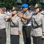 Mantan Wakapolres Batu Kompol Mudawaroh menyerahkan jabatannya pada Kompol Nurmala, SH, SIK.