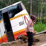 Kasatlantas Polres Kediri Kota AKP Andhini Puspa Nugraha saat berada di TKP dan koordinasi jajaran. Foto: Ist.