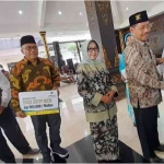 
Bupati Jombang, Hj. Mundjidah Wahab ketika memberikan bantuan bedah rumah secara simbolis.