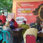 Warga saat mengikuti vaksinasi massal BIN di Puskesmas Jabon, Jombang.