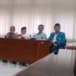 Ketua DPRD Sidoarjo H. Sulamul Hadi Nurmawan (kiri), Wabup Terpilih Nur Ahmad Saifudin (dua dari kiri), Camat Tarik Aan Ali F dan Ketua KNPI Sidoarjo Ari Suryono saat menghadiri Republik Mahasiswa, kemarin. foto: nanang ichwan/ BANGSAONLINE