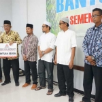 Siswanto, Staf Unit of Public Relation & CSR saat menyerahkan bantuan kepada pengurus lembaga atau panitia pembangunan.