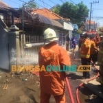 Tim petugas Damkar Mulyorejo bersama PGN saat berusaha memadamkan api. Foto: Rusmiyanto/BANGSAONLINE