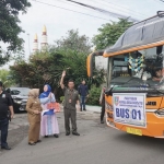 Bupati Jombang, Hj Mundjidah Wahab dan Ketua AKD Jombang, Warsubi (baju hitam)