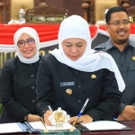 Gubernur Khofifah saat menandatangani Raperda RTRW 2023-2043.