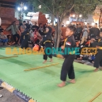 Antusias warga menyaksikan pertunjukan seni pencak di acara Haul Panembahan Ronggo Djumeno. Foto: Hendro Suhartono/BANGSAONLINE