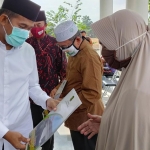 Wakil Bupati Sumenep, Achmad Fauzi, S.H., M.H., menyerahkan secara simbolis bantuan sertifikat hak atas tanah bidang pertanian tahun 2019 kepada masyarakat Desa Paberasan, Kecamatan Kota Sumenep. (foto: ist).