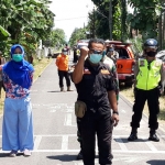 Komandan Tim URC BP BPBD Kabupaten Kediri Windoko berpose usai proses pemakaman bersama Kapolsek Pagu AKP Hariyanto, Camat Pagu Moch. Imron, Koramil Pagu, dan dari Tim Medis. foto: MUJI HARJITA/ BANGSAONLINE