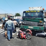 Sejumlah motor masih tergencet di bawah truk trailer.