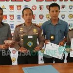 Sejumlah barang bukti yang diamankan dalam OTT pungli Kades Pojok. foto: AKINA/ BANGSAONLINE