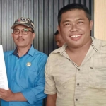 Bupati LIRA Banyuwangi Teguh Eko Rahardi dan tim saat menunjukkan hasil laporan dari kejaksaan.  