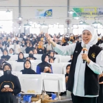 Gubernur Khofifah saat meresmikan MPS atau Mitra Produksi Sigaret Dander PT Kareb Alam Sejahtera, Bojonegoro.