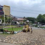 Jalan di pintu masuk RSUD Bangil sedang dilakukan perawatan.