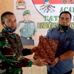 Danrem 082 CPYJ Kol Inf Muhammad Dariyanto memberikan cinderamata kepada Ketua PWI Mojokerto Diak Eko Purwoto usai berbicara soal sikap TNI atas berita hoax.