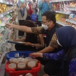 Petugas gabungan saat melakukan sidak di sebuah minimarket. Foto: Ist.