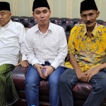 Ketua DPC PDI Perjuangan Kabupaten Mojokerto Ahmad Anwar (kanan) foto bersama Prof Dr KH Asep Saifuddin Chalim, MA dan Dr Muhammad Al Barra di Guest House Universitas KH Abdul Chalim Pacet Mojokerto Ahad malam (7/4/2024). Foto: MMA/bangsaonline