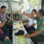 Anggota berdialog dengan warga mengenai pentingnya poskamling dan bahaya narkoba.