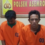 Kedua tersangka diamankan di Mapolsek Asemrowo.