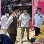 Bupati Gus Yani dan dr. Alif saat memantau vaksinasi di Benjeng. foto: SYUHUD/ BANGSAONLINE
