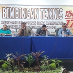 KPU Kabupaten Mojokerto saat memberikan bimbingan teknis kepada para peserta.