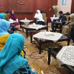 Gubernur Jawa Timur, Khofifah Indar Parawansa menerima audiensi pengurus PW Aisiyah Jatim di Gedung Negara Grahadi, Surabaya. foto: ist