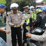 Petugas gabungan TNI-Polri menggelar razia di kawasan GOR Sidoarjo.