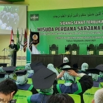 Rektor IIKNU Tuban, Miftahul Munir, saat menyampaikan sambutan dalam wisuda perdana Program Strata-1 Ilmu Kebidanan.