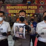 Kapolresta Sidoarjo, Kombes Pol Kusumo Wahyu Bintoro, ketika menunjukkan barang bukti saat konferensi pers terkait pelaku lempar bondet.