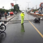 Tiang PJU di flyover Waru yang roboh menimpa pengendara motor.